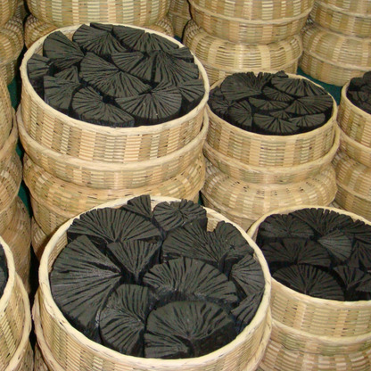 Aktivkohle in der Naturkosmetik – sanft reinigende, tiefenwirksame Zutat fuer Haut- und Haarpflege, biologisch abbaubar und vegan.