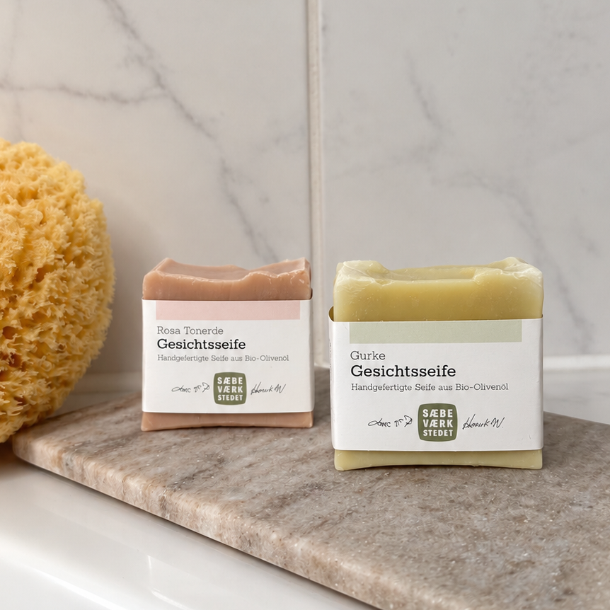 Bio Gesichtsseifen Gurke und Rosa Tonerde im Badezimmer. Handgemacht aus Bio-Olivenöl