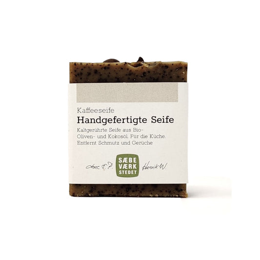 Naturseife mit echten Bio-Kaffeebohnen als Peeling, handgefertigt, nachhaltig und hautfreundlich.