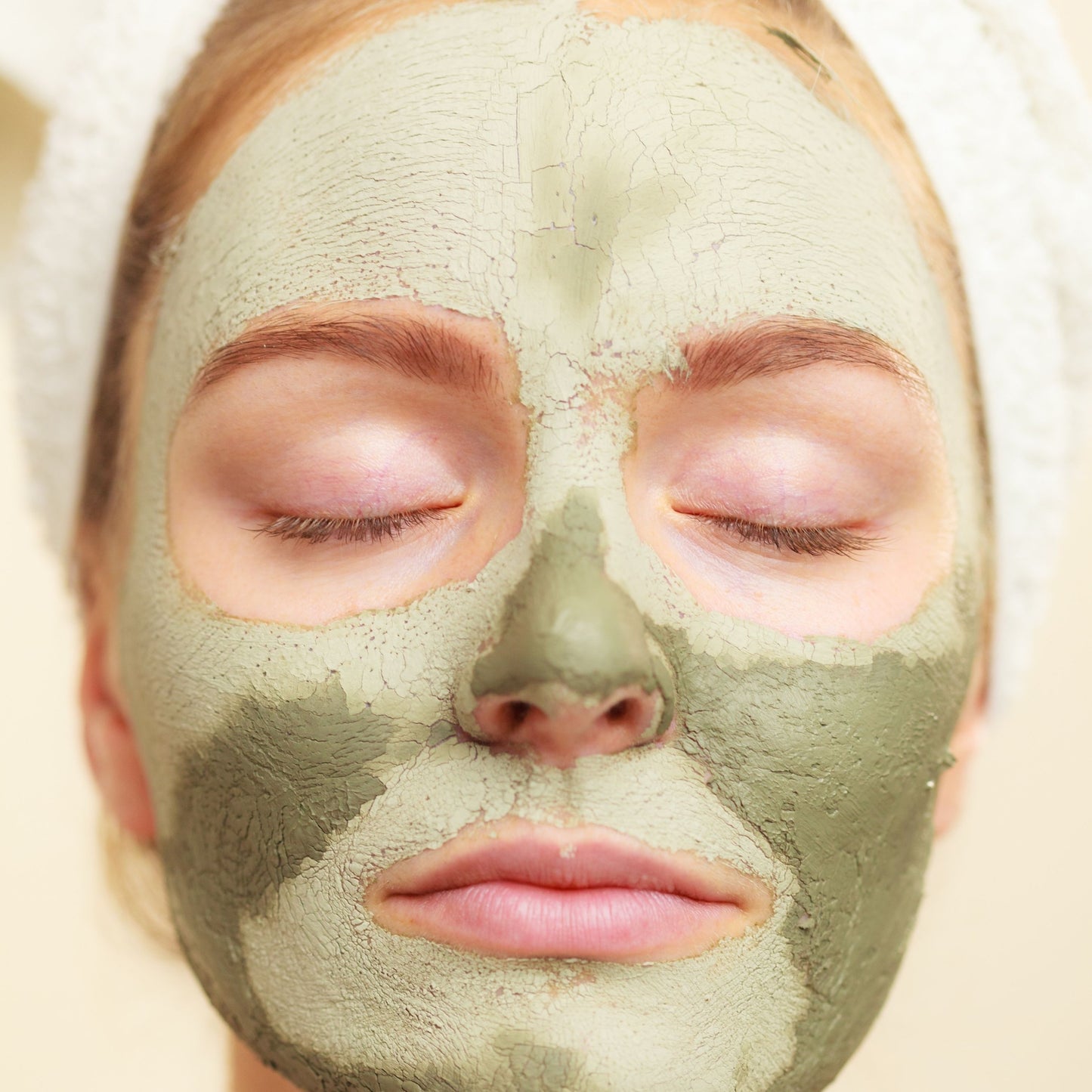 Grüne Bio Tonerde als mineralische Pflegegrundlage nach Salzbad oder Toner-Gesichtspflege-Ritual