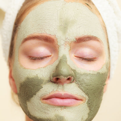 Grüne Bio Tonerde als mineralische Pflegegrundlage nach Salzbad oder Toner-Gesichtspflege-Ritual