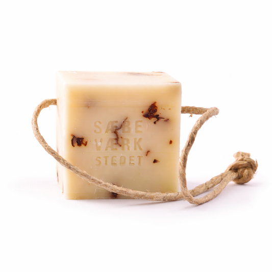 Bio Duschseife Wildrose auf Kordel – natürliche Handseife aus ökologischem Olivenöl und Kokosöl mit Lavendel- und Geranienöl, getrocknete Rosenblätter