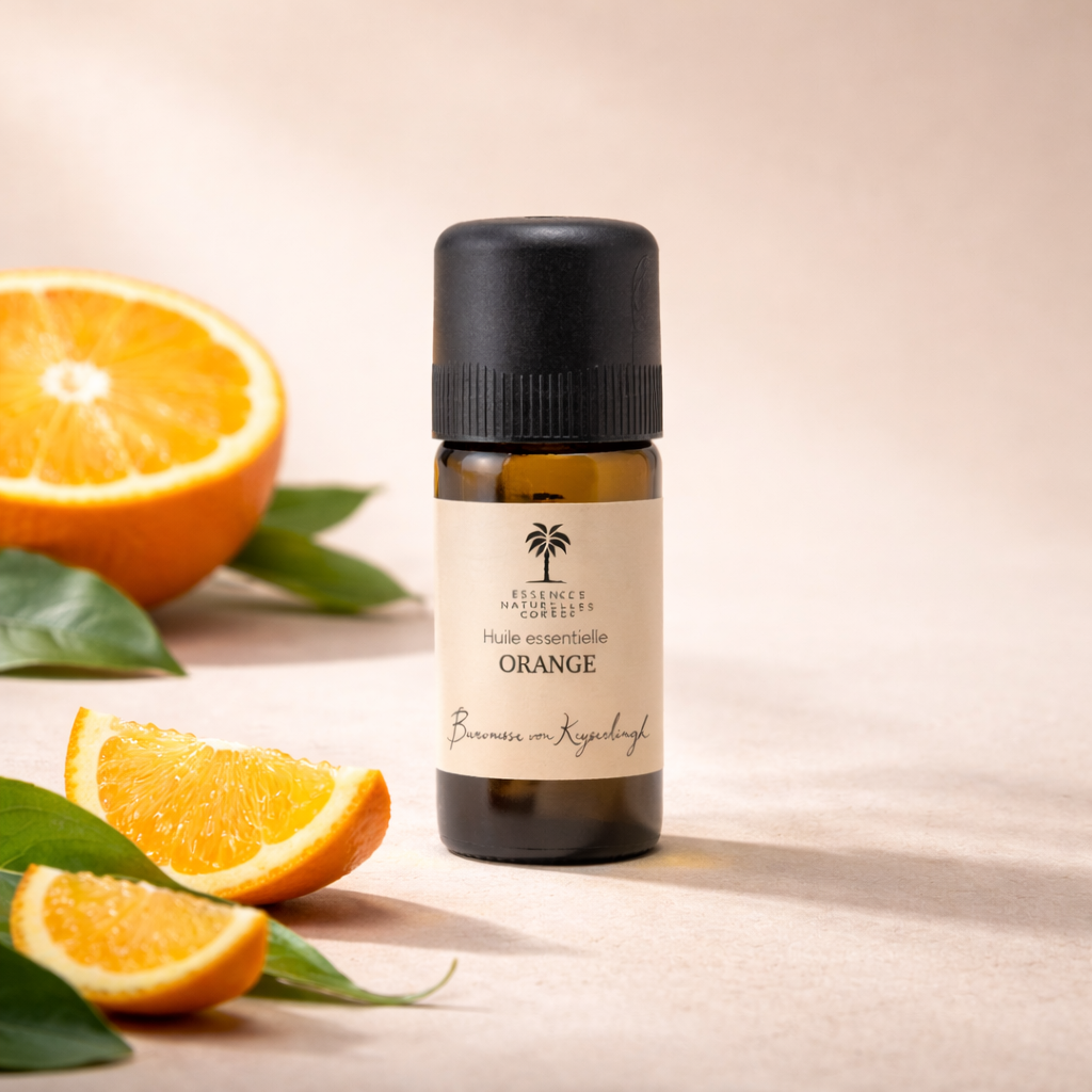Flasche Bio ätherisches Öl Orange auf beigeem, cleanem Studio-Hintergrund, mit dezenten Infusionszutaten passend zum Öl im Hintergrund. 100 % naturrein, biologisch, pflanzlich und vegan, hergestellt aus biodynamischem Anbau und Handernte.