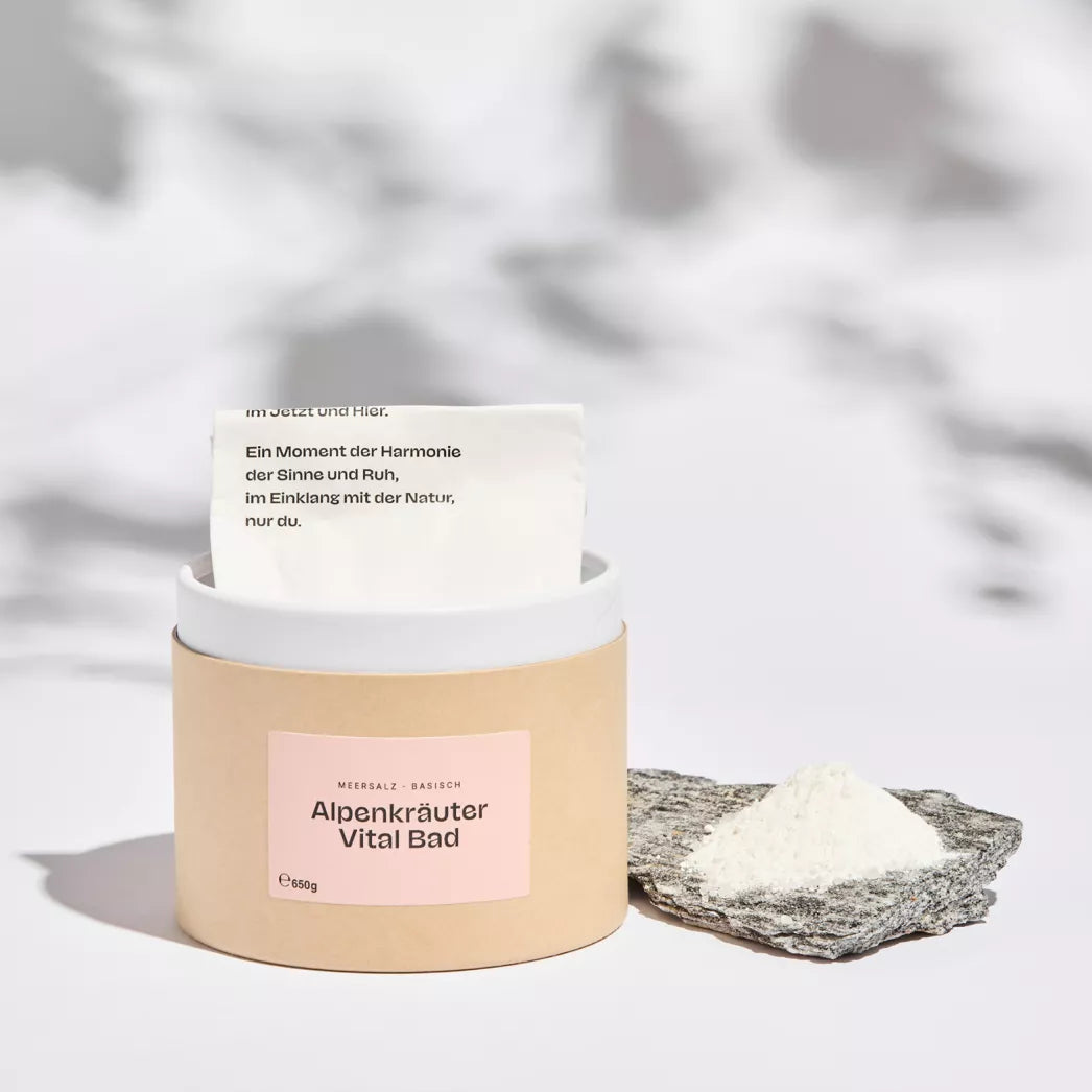 Alpenkräuter Vital-Badsalz in nachhaltiger Verpackung, vegan und naturreine Inhaltsstoffe