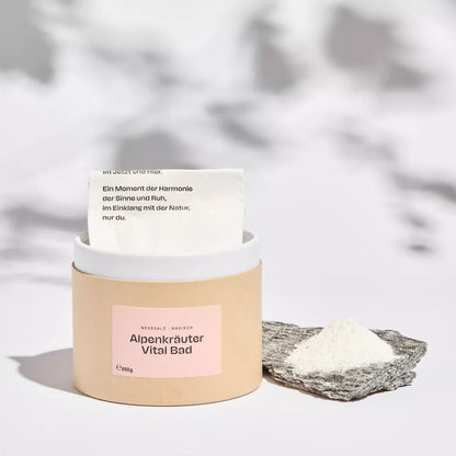 Alpenkräuter Vital-Badsalz in nachhaltiger Verpackung, vegan und naturreine Inhaltsstoffe