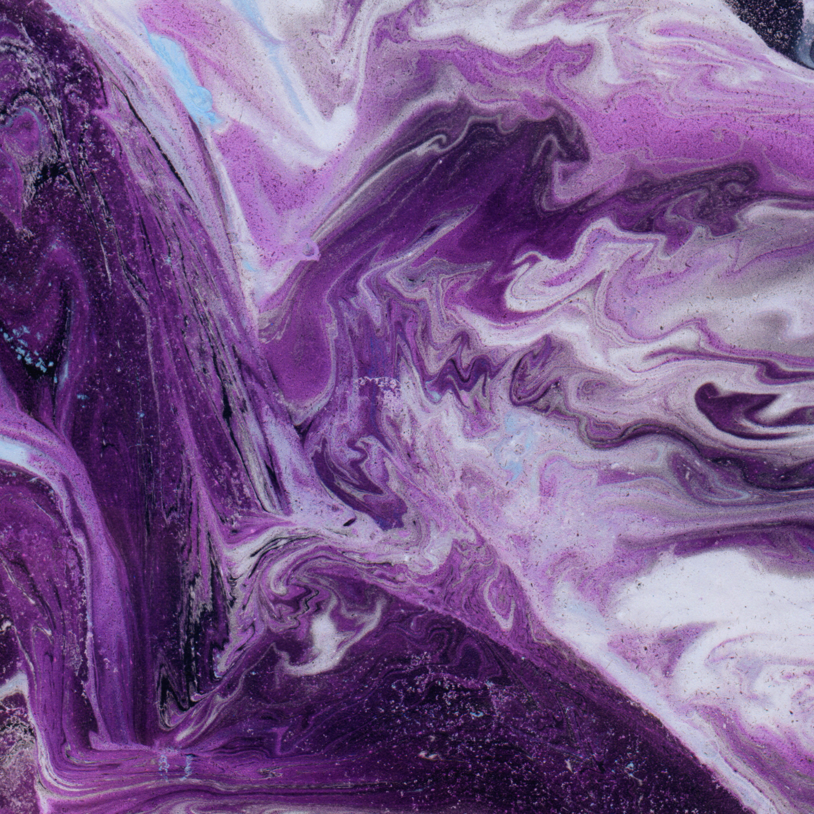 Lila Amethyst Gua Sha – vereint natürliche Hautpflege mit energetischer Unterstützung, sanftes Lifting und Detox für Haut und Geist.