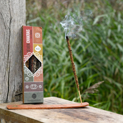 Raeucherstäbchen angezuendet zur Chakra-Meditation, energetischen Reinigung und bewussten Selbstverbindung auf Ulmenholz Räucherstäbchenhalter