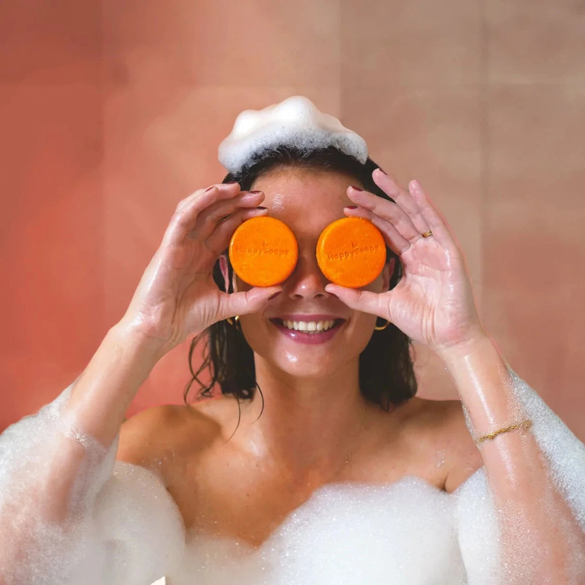 Umweltfreundliche Argan Shampoo Bar als Ersatz fuer drei Plastikflaschen – ideal fuer Zero-Waste-Haarpflege.