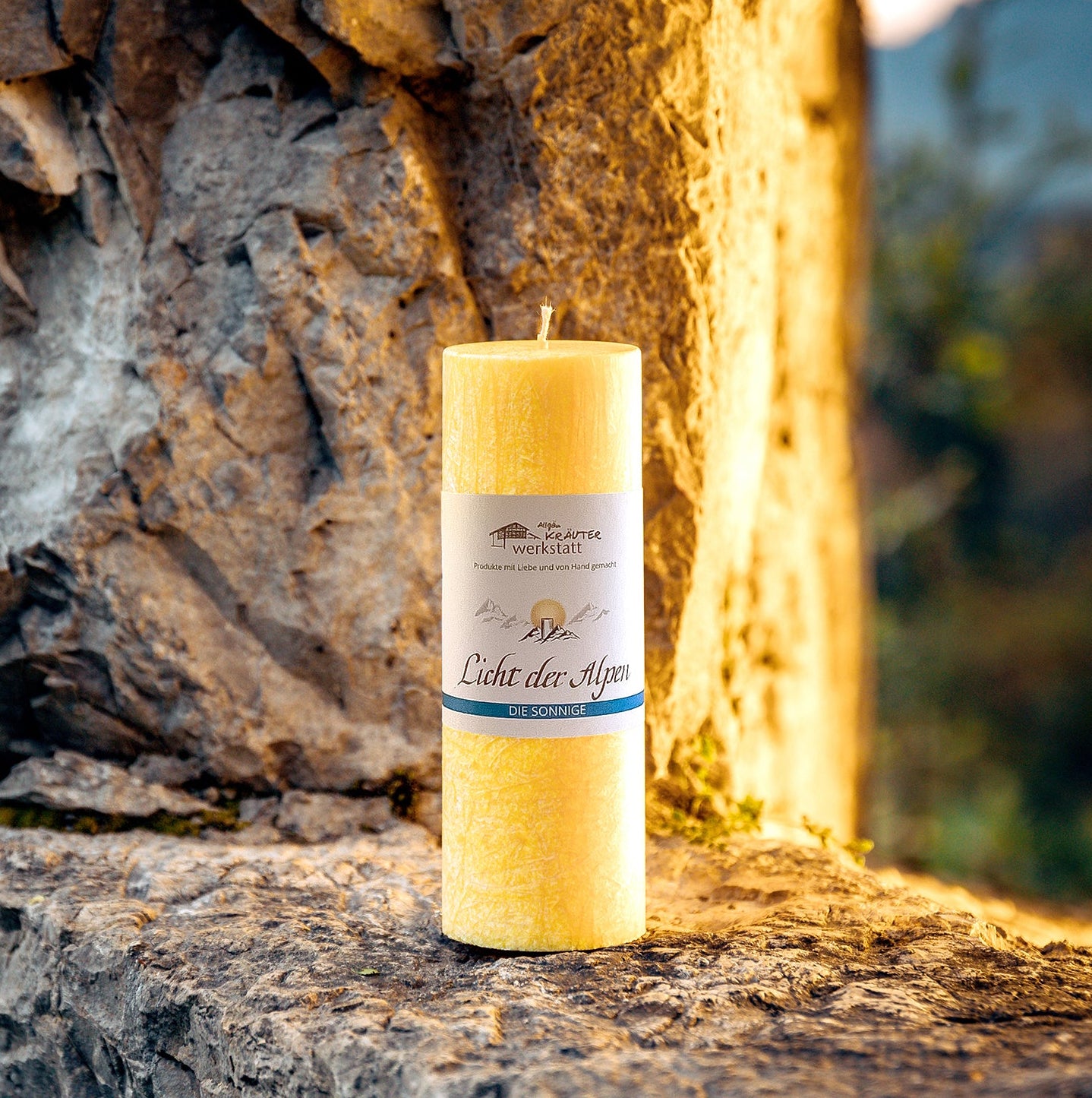 Handgefertigte Licht der Alpen Die Sonnige Aromakerze, nachhaltige Manufakturarbeit aus dem Allgäu