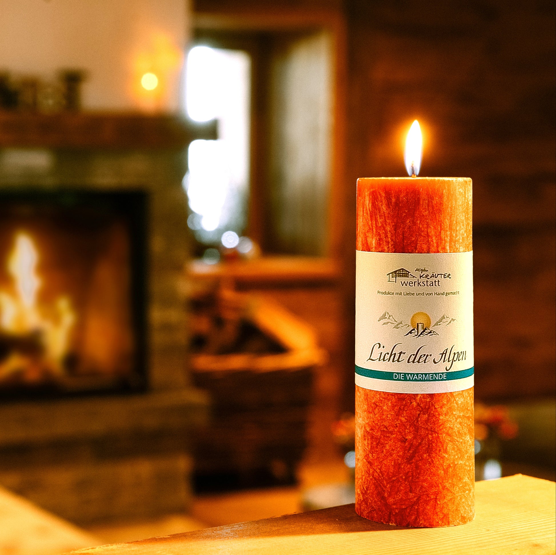 Angezuendete Aromakerze Licht der Alpen Die Wärmende mit ruhiger Flamme und warmem Lichtspiel