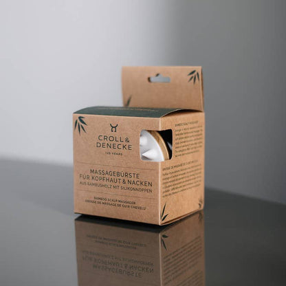 Massagebürste aus nachhaltigem Bambus auf Nacken platziert, lindert muskuläre Verspannungen, unterstützt ganzheitliches Wohlbefinden und wirkt entspannend auf Kopf und Schultern.