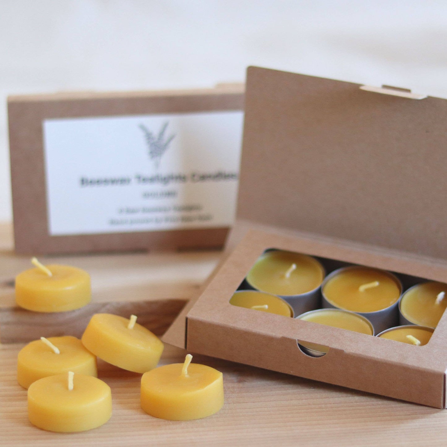 Handgefertigte Bienenwachs-Teelichter im Geschenkset, warmes natürliches Licht für ruhige und stimmungsvolle Wohnatmosphäre