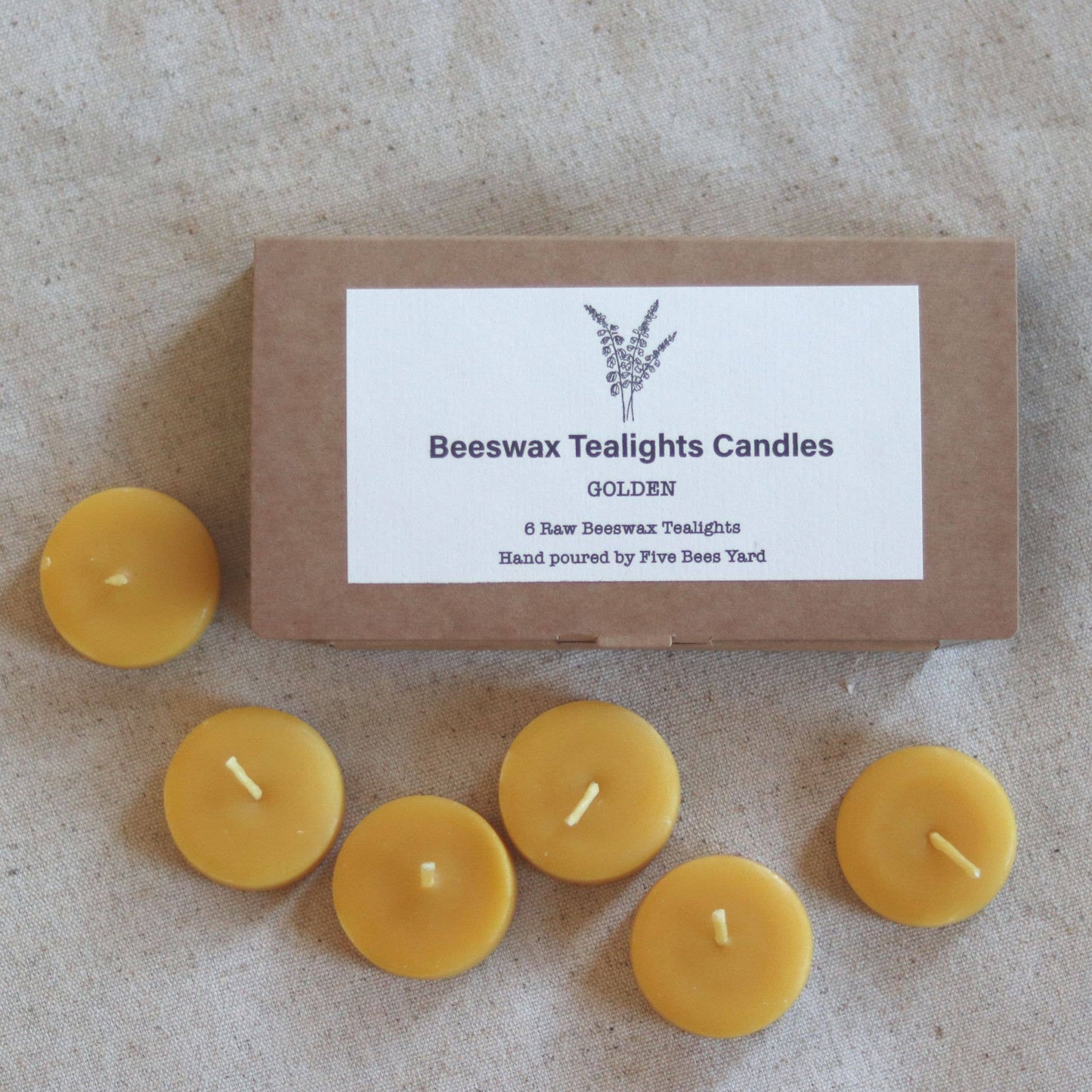 Nachhaltig verpackte Bienenwachs-Teelichter in plastikfreier Kraftpapierbox als natürliches Geschenkset