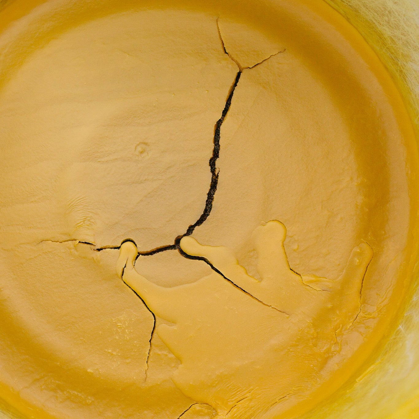 Detail der natürlichen Wachsstruktur der Bienenwachskerze, handgegossen und unverfälscht. nachhaltig & bee-friendly.