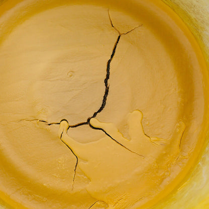 Detail der natürlichen Wachsstruktur der Bienenwachskerze, handgegossen und unverfälscht. nachhaltig & bee-friendly.