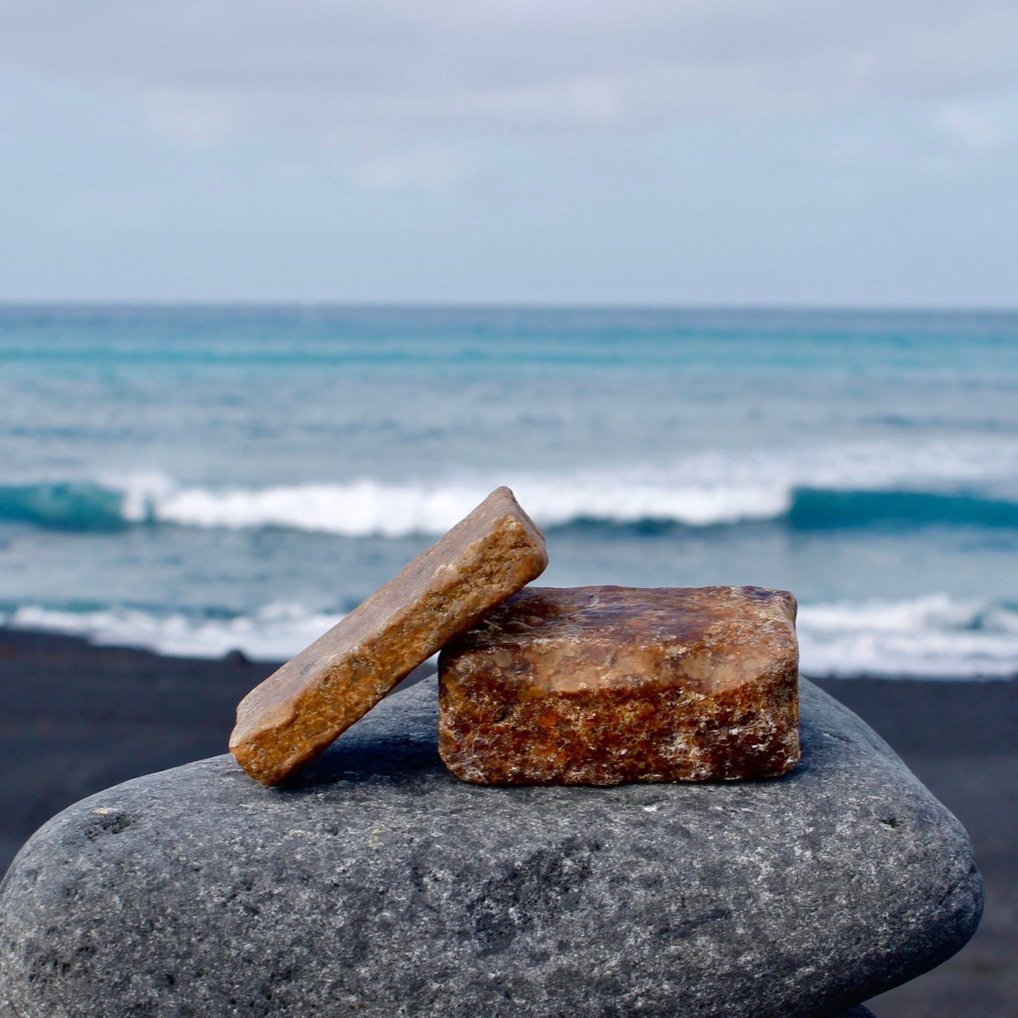 Hand zeigt die afrikanische schwarze Seife aus 4 Bio-Inhaltsstoffen – vegan, nachhaltig und hautfreundlich.