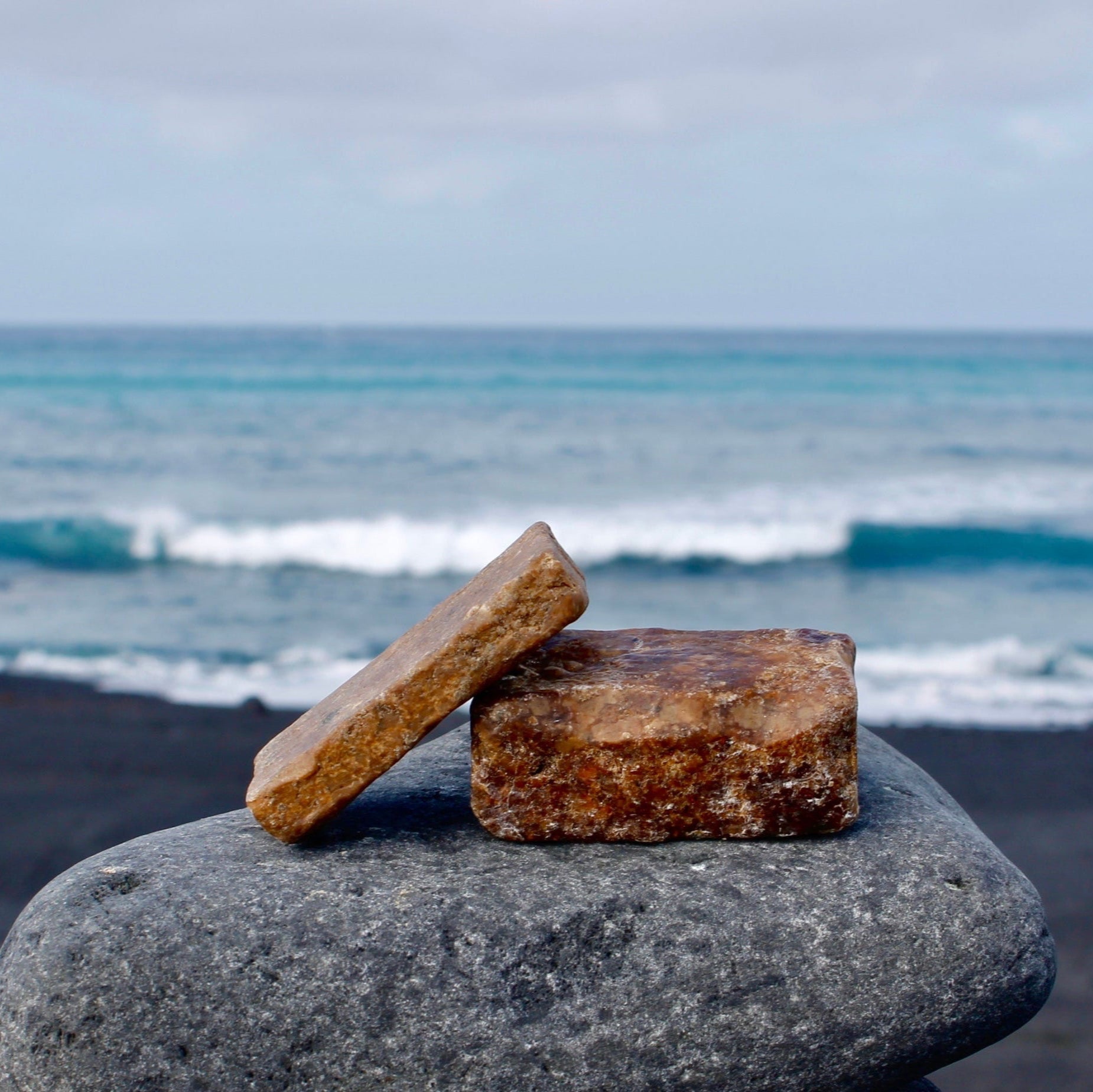 Hand zeigt die afrikanische schwarze Seife aus 4 Bio-Inhaltsstoffen – vegan, nachhaltig und hautfreundlich.