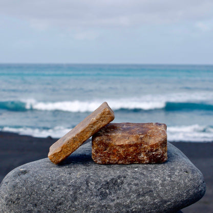 Hand zeigt die afrikanische schwarze Seife aus 4 Bio-Inhaltsstoffen – vegan, nachhaltig und hautfreundlich.