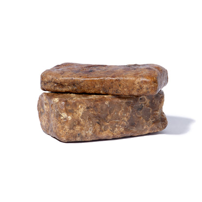 Afrikanische schwarze Seife aus vier natürlichen Bio-Inhaltsstoffen, perfekt für empfindliche und zu Unreinheiten neigende Haut.