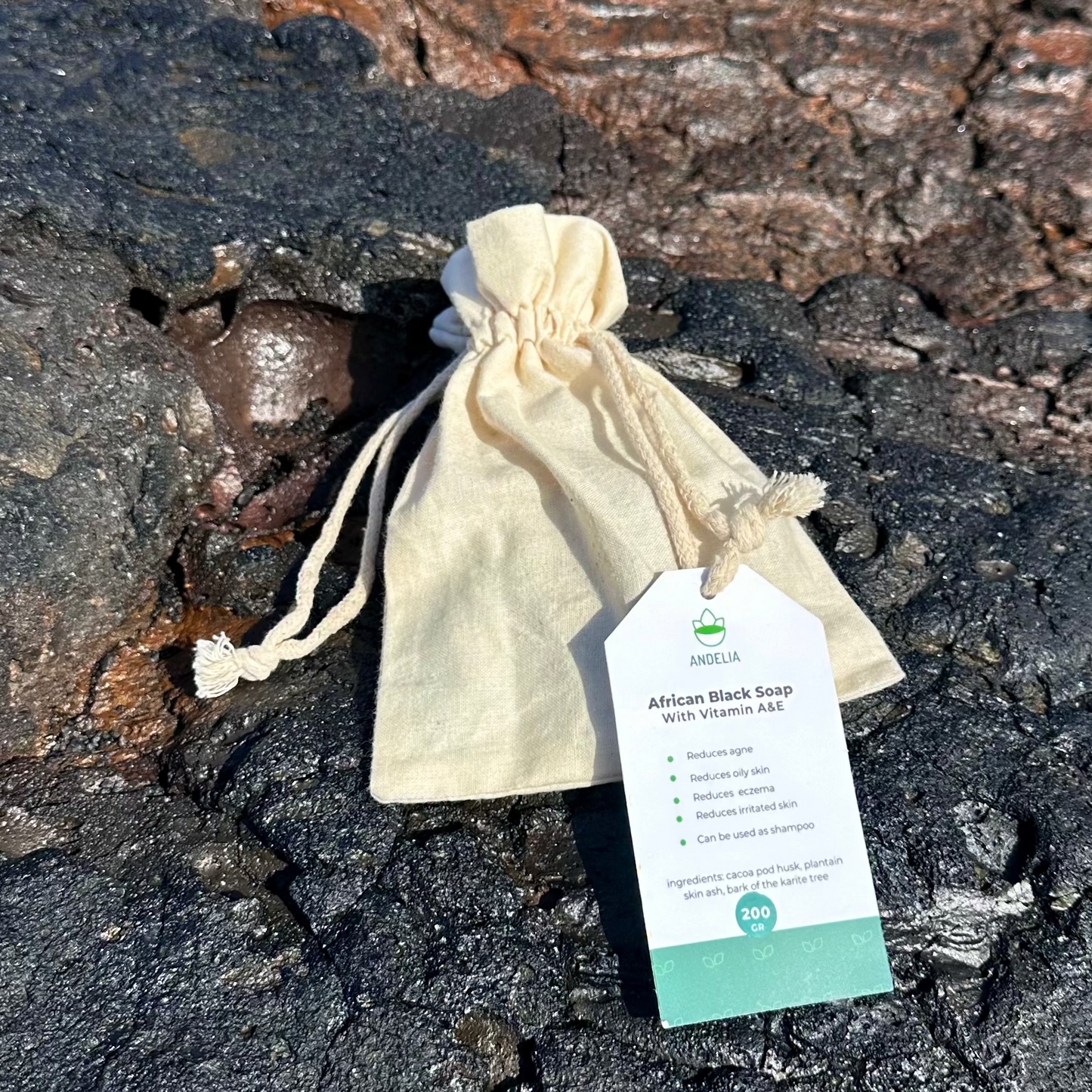 Verpackte afrikanische schwarze Seife aus 4 Bio-Inhaltsstoffen – naturrein, handgemacht und nachhaltig. In praktischen Seifensäckchen.