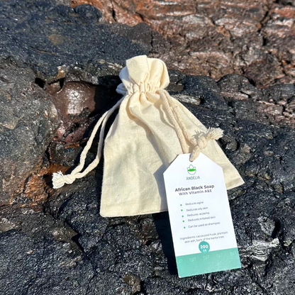 Verpackte afrikanische schwarze Seife aus 4 Bio-Inhaltsstoffen – naturrein, handgemacht und nachhaltig. In praktischen Seifensäckchen.