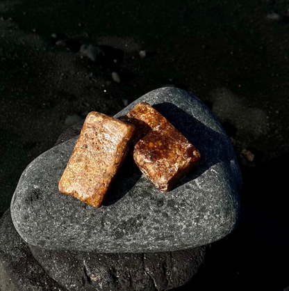 Afrikanische schwarze Seife aus 4 Bio-Inhaltsstoffen, ideal für die tägliche Hautpflege im Bad oder unter der Dusche. Für alle Hauttypen geeignet.
