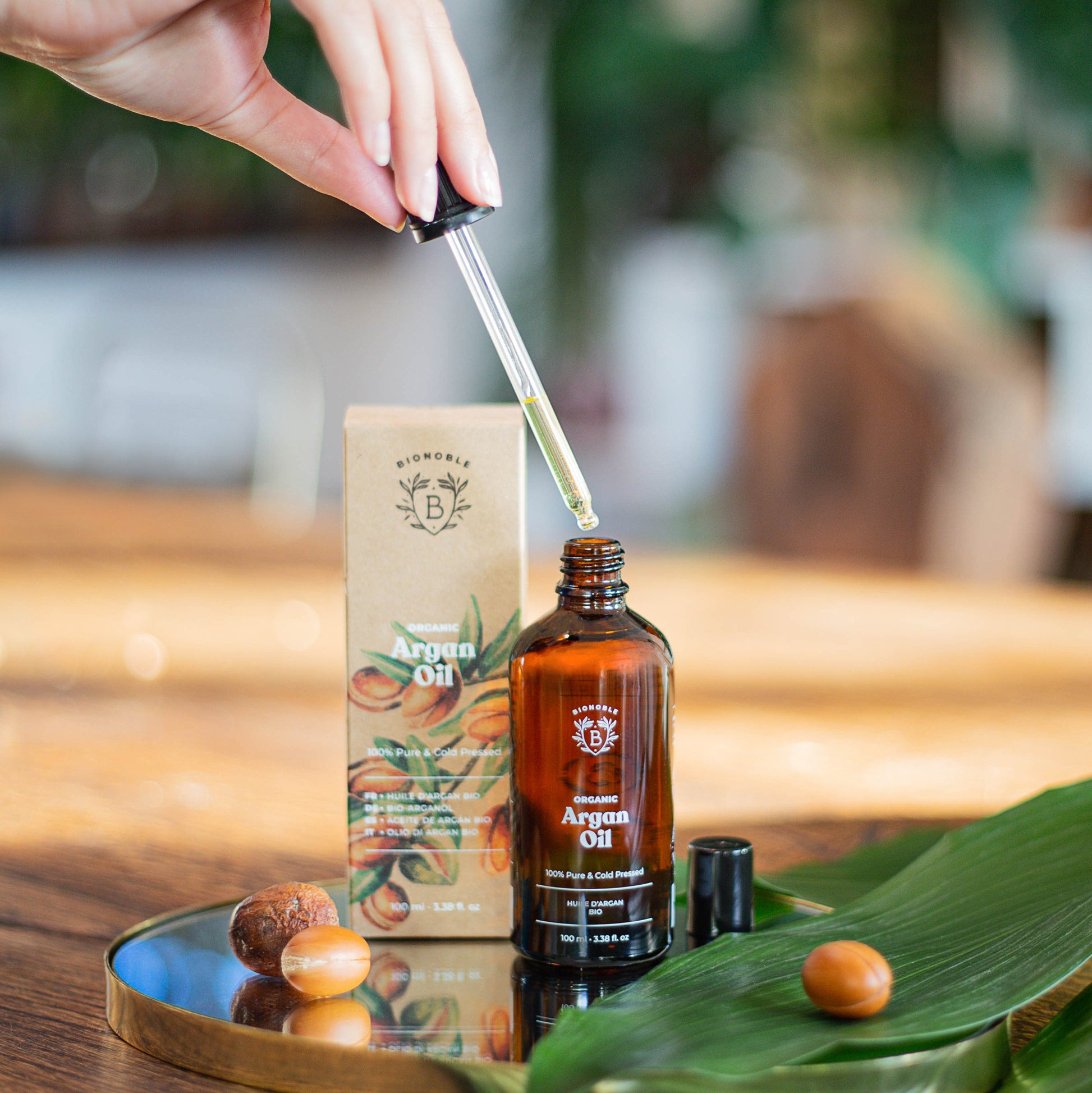 Bio Arganöl auf Gesicht, Hals und Dekolleté einmassiert – intensive Feuchtigkeit und Anti-Aging Pflege