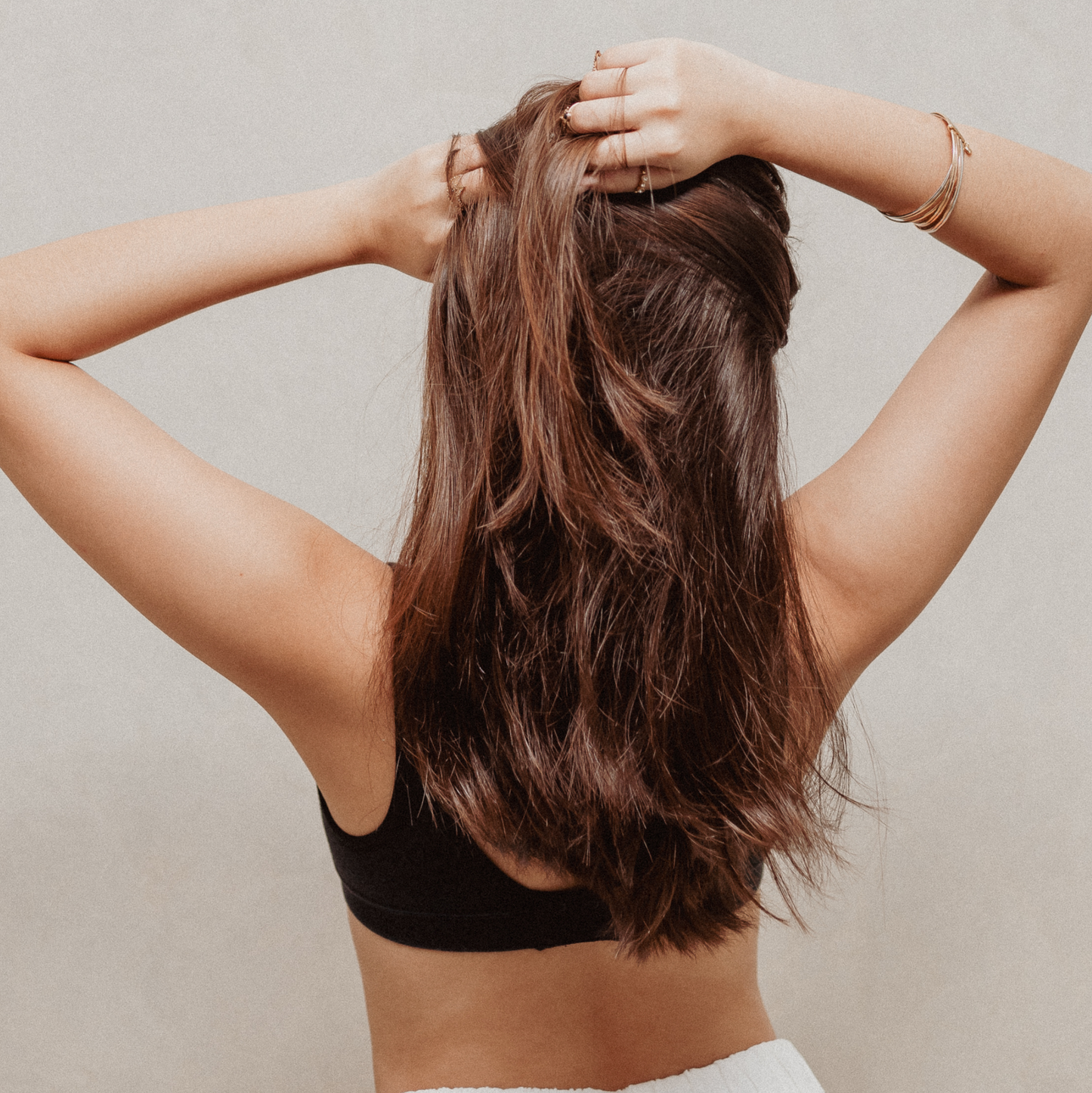 Bio-Haarwachstumsöl pflegt Haarspitzen und Längen – reduziert Haarbruch, verleiht Glanz und Geschmeidigkeit