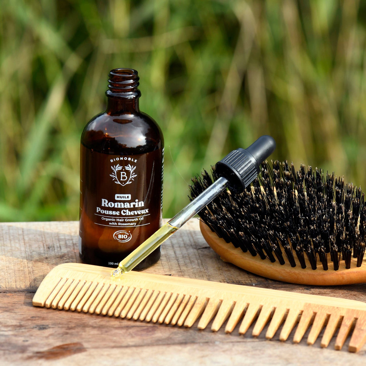 Anwendung von Bio-Haarwachstumsöl auf der Kopfhaut – stimuliert Haarwurzeln, stärkt Haarfollikel, beruhigt und pflegt die Kopfhaut