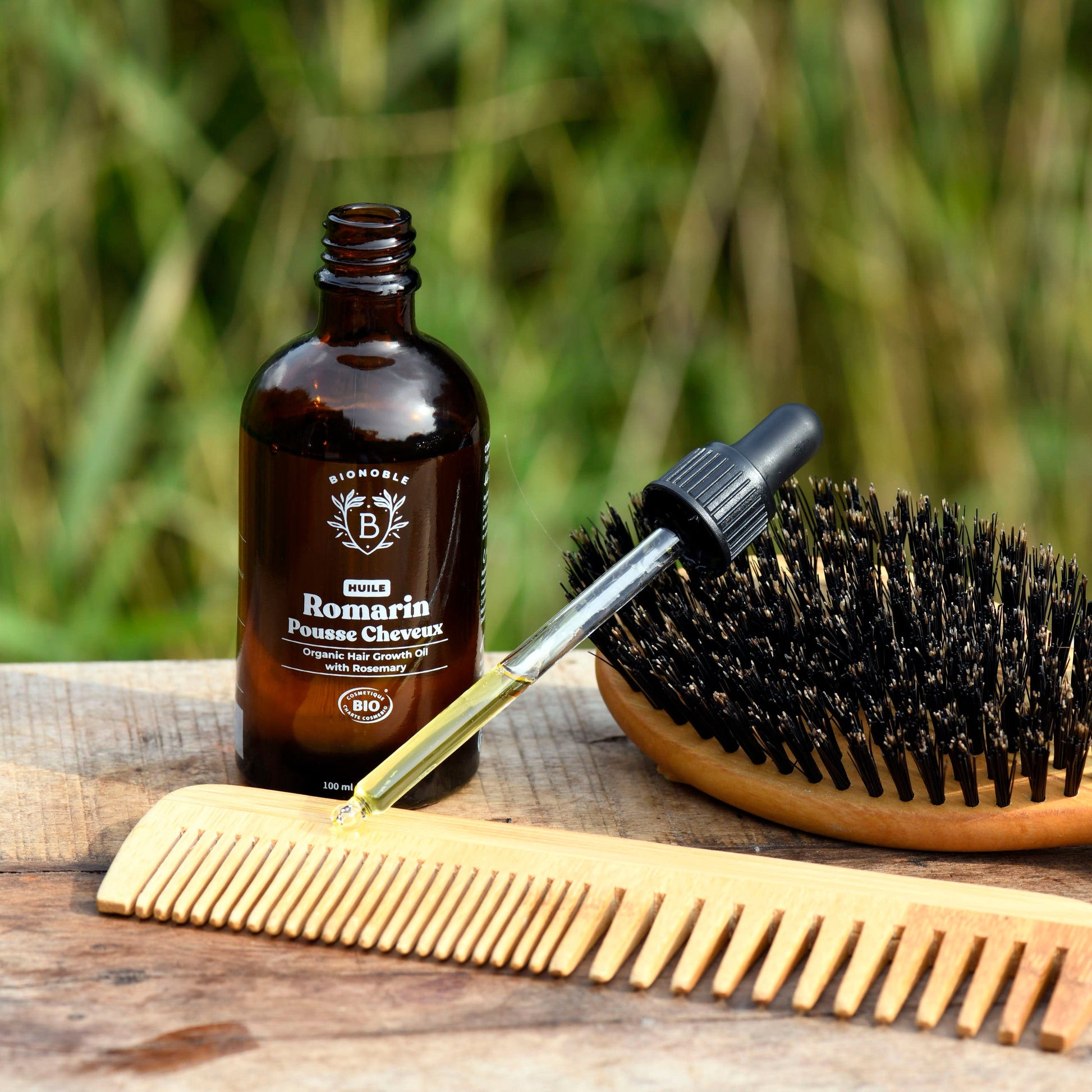 Anwendung von Bio-Haarwachstumsöl auf der Kopfhaut – stimuliert Haarwurzeln, stärkt Haarfollikel, beruhigt und pflegt die Kopfhaut