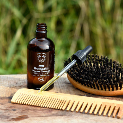 Anwendung von Bio-Haarwachstumsöl auf der Kopfhaut – stimuliert Haarwurzeln, stärkt Haarfollikel, beruhigt und pflegt die Kopfhaut