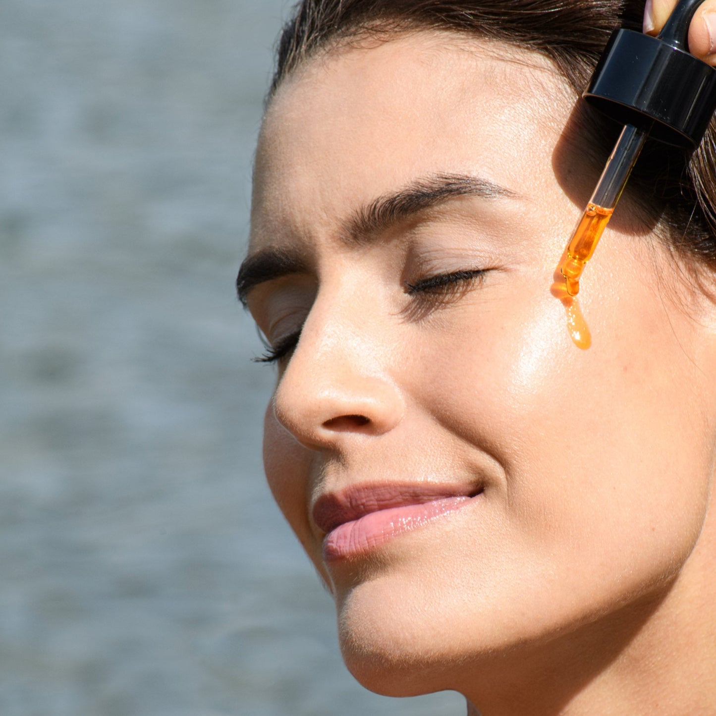 Bio Hagebuttenkernöl auf Gesicht, Hals und Dekolleté – regenerierendes Anti-Aging-Hautpflegeöl zur Minderung von feinen Linien, Falten und Pigmentflecken