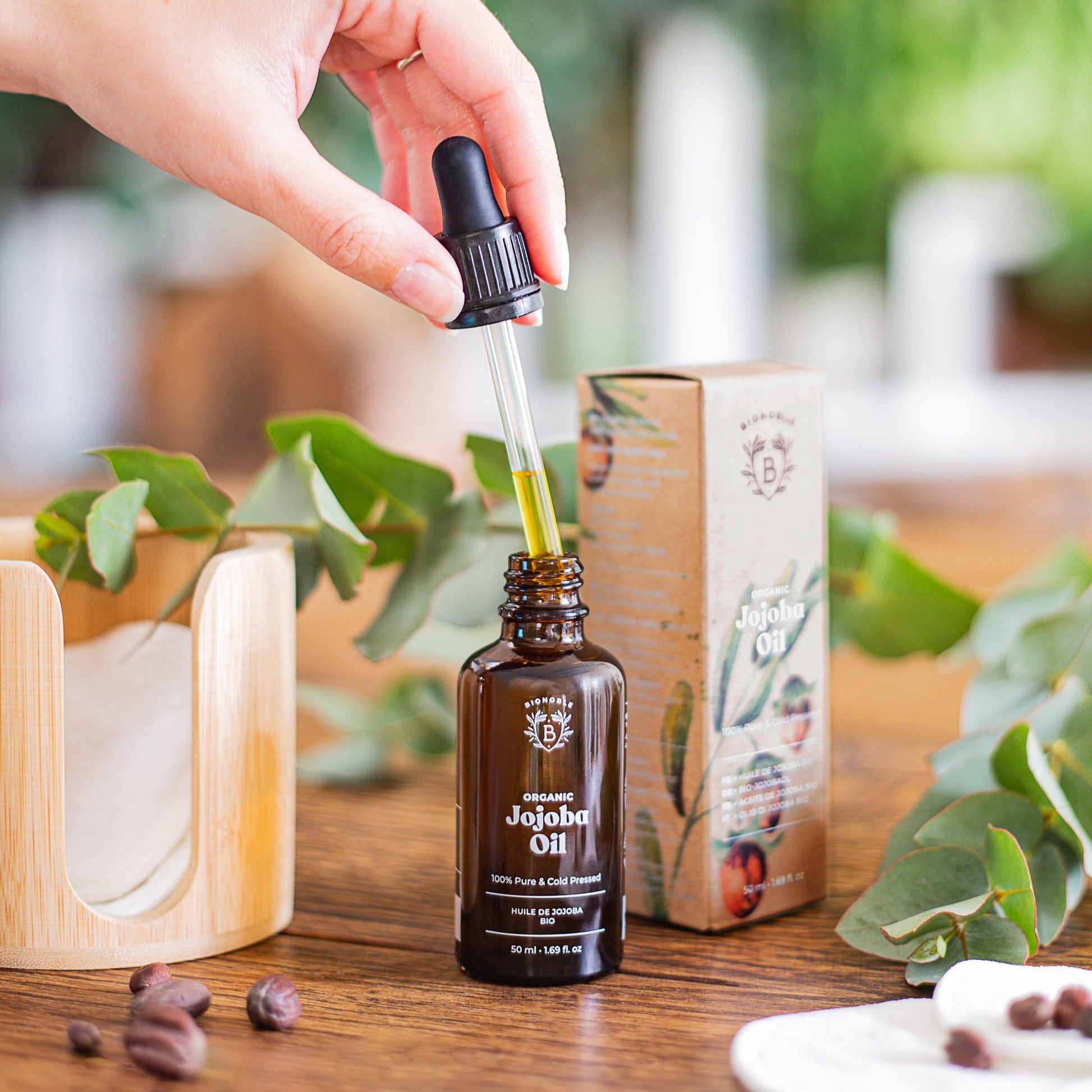 Bio Jojobaöl auf Gesicht, Hals und Dekolleté einmassiert – intensive Feuchtigkeit und Hautbalance