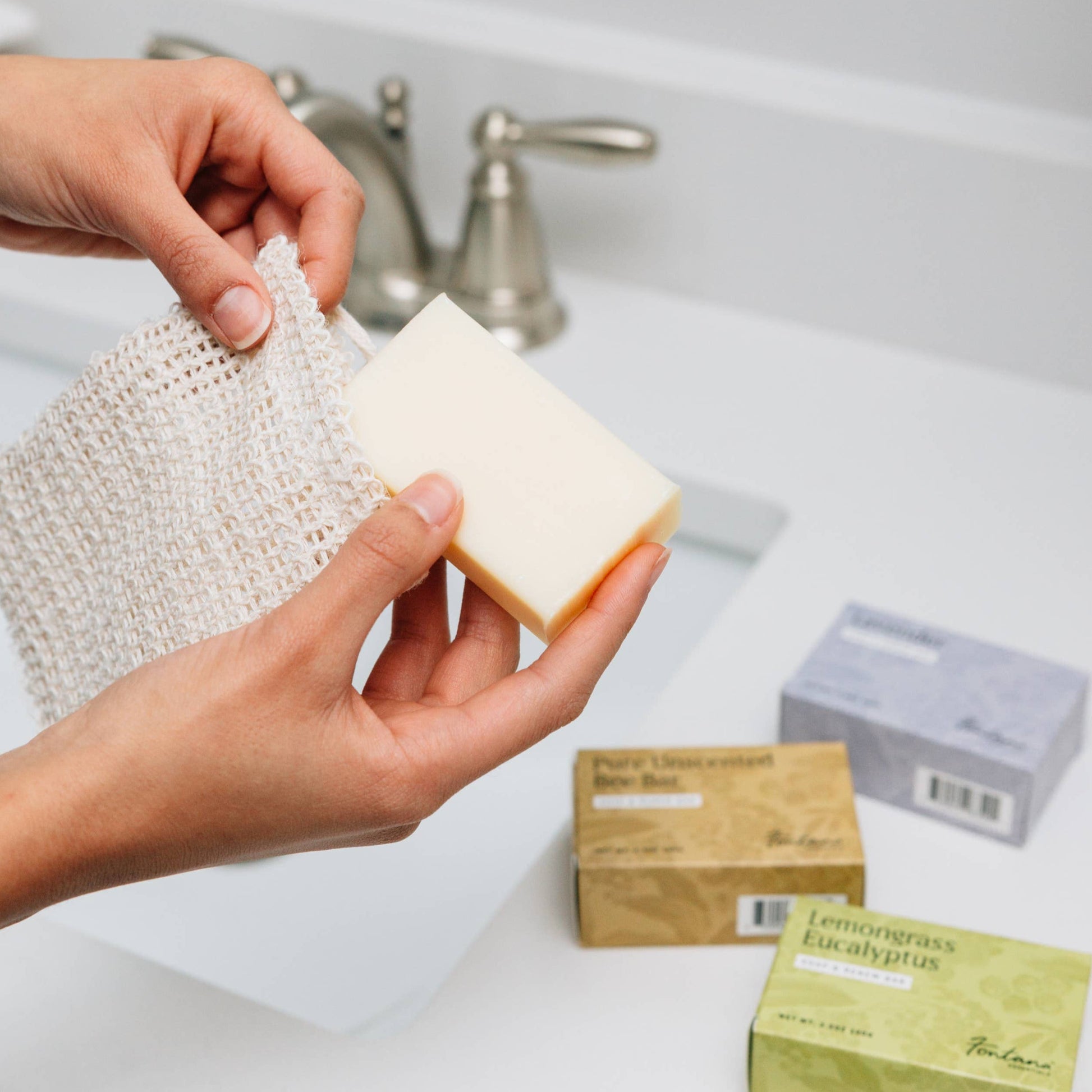 Hand hält die Bio Seife Lavendelblüten mit beruhigendem Lavendelduft für entspannende und achtsame Pflegemomente.