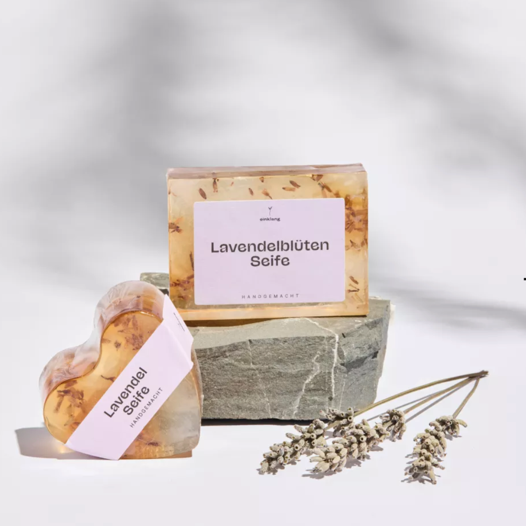 Verpackte Bio Seife Lavendelblüten, vegan, frei von Parabenen, Farbstoffen und Konservierungsstoffen, nachhaltig und naturrein.