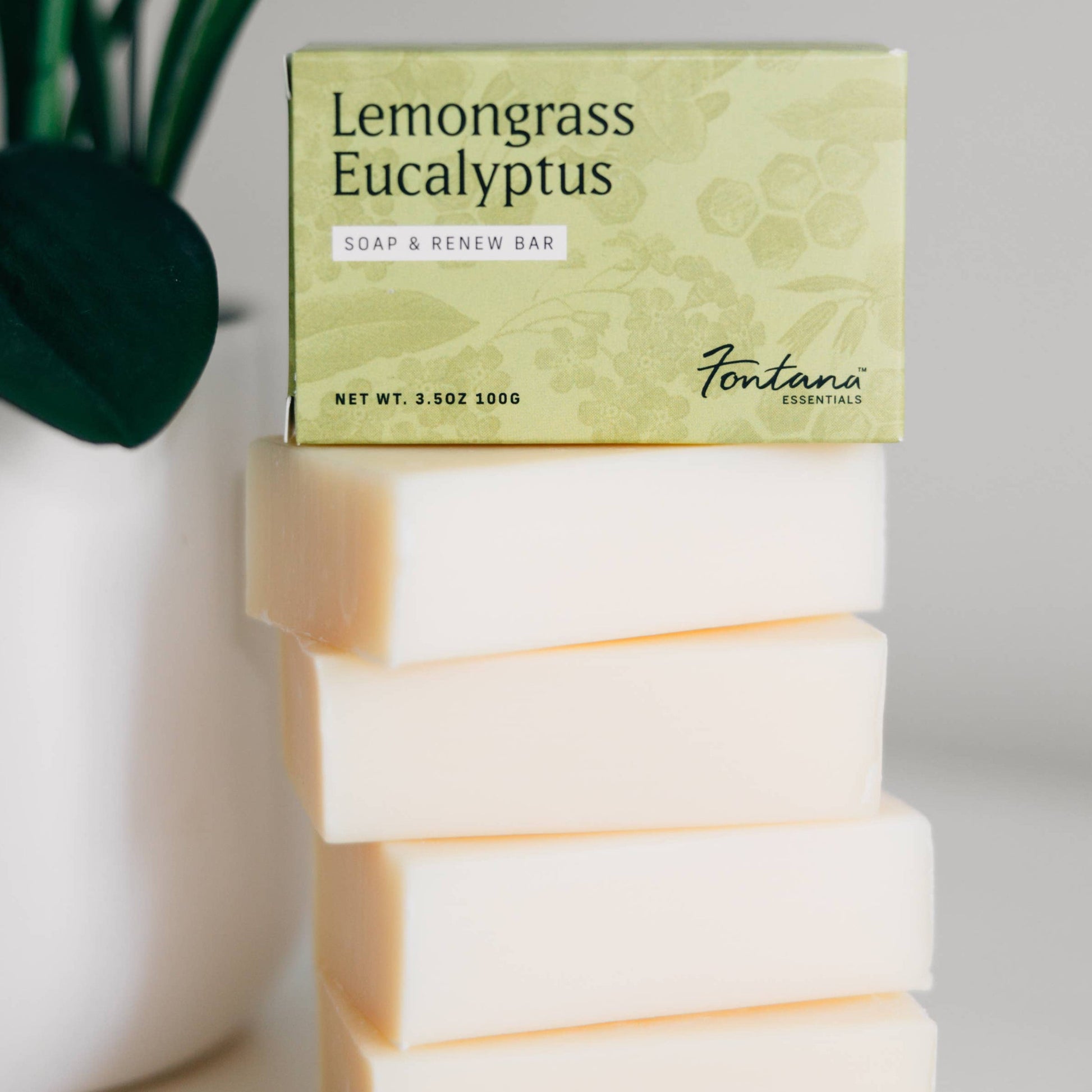 Verpackte Bio Seife Zitronengras-Eukalyptus, vegan, frei von Mikroplastik, Parabenen und synthetischen Duftstoffen.