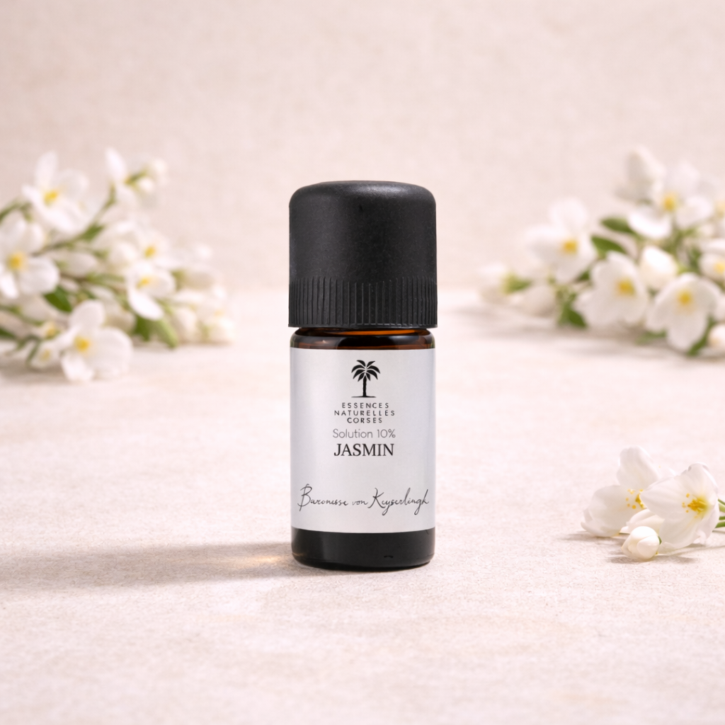 Flasche Bio Blütenessenz Öl Jasmin auf beigeem, cleanem Studio-Hintergrund, mit Infusionszutaten passend zum Öl im Hintergrund. 100 % naturrein, biologisch, pflanzlich und vegan, aus biodynamischem Anbau und Handernte, transparent hergestellt von Pflanze bis Abfüllung.