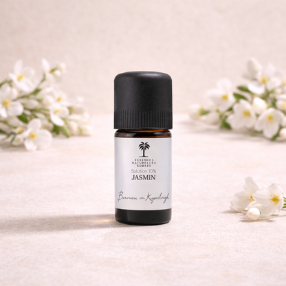 Flasche Bio Blütenessenz Öl Jasmin auf beigeem, cleanem Studio-Hintergrund, mit Infusionszutaten passend zum Öl im Hintergrund. 100 % naturrein, biologisch, pflanzlich und vegan, aus biodynamischem Anbau und Handernte, transparent hergestellt von Pflanze bis Abfüllung.