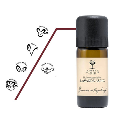 Flasche Bio ätherisches Öl Lavendel Aspric aus 100 % biologischem und naturreinem Anbau, teilweise biodynamisch kultiviert, aus eigener Handernte und Wildsammlung, vollständig pflanzlich und vegan, ohne Tierversuche hergestellt, mit transparenter Herstellung von Anbau über Destillation bis Abfüllung.
