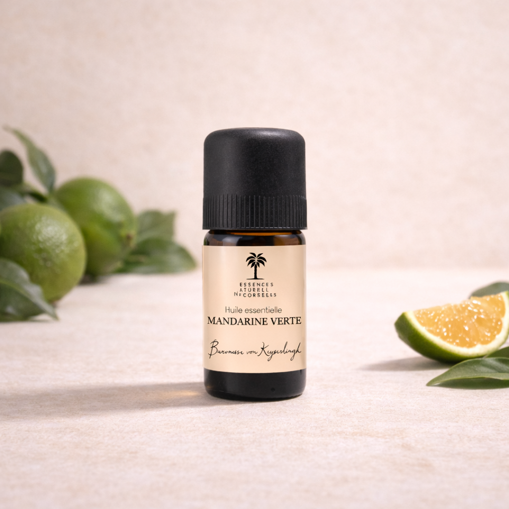 Flasche Bio ätherisches grüne Mandarine  auf beigeem, cleanem Studio-Hintergrund, mit Infusionszutaten passend zum Öl im Hintergrund. 100 % naturrein, biologisch, pflanzlich und vegan, aus biodynamischem Anbau und Handernte, transparent hergestellt von Pflanze bis Abfüllung.