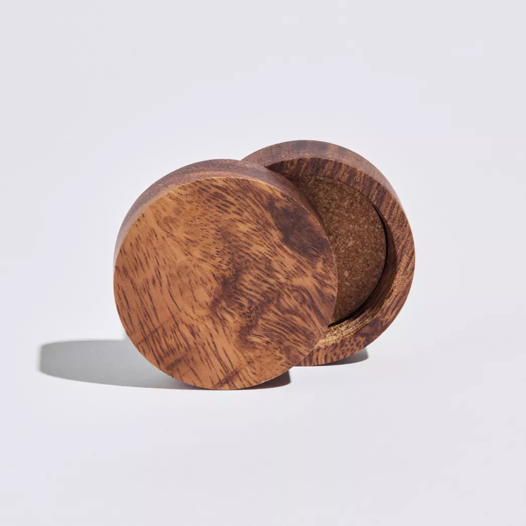 Bio Wärme Balsam in Glas-Tiegel auf Holzdecke – naturreine Pflege, intensive Wärmewirkung und entspannende Anwendung für Muskeln und Gelenke.