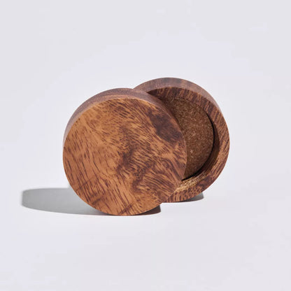 Bio Wärme Balsam in Glas-Tiegel auf Holzdecke – naturreine Pflege, intensive Wärmewirkung und entspannende Anwendung für Muskeln und Gelenke.