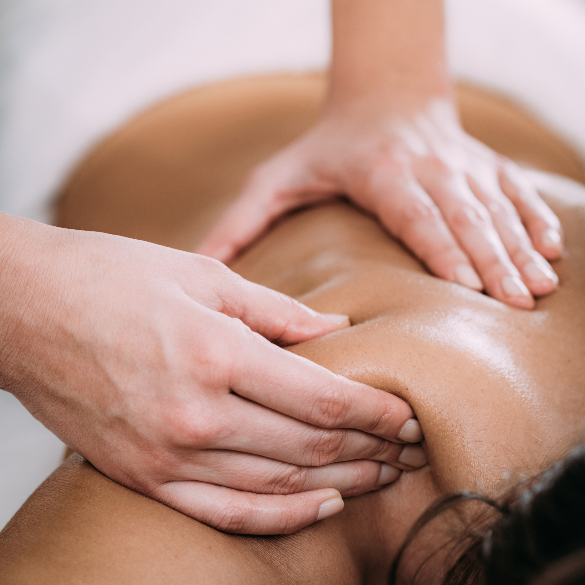 Bio Wärme Balsam in Massageanwendung – naturreine, wärmende Pflege zur Entspannung von Muskeln und Gelenken, ideal nach Sport oder bei Verspannungen.