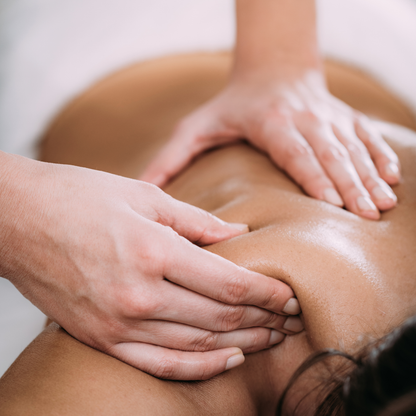 Bio Wärme Balsam in Massageanwendung – naturreine, wärmende Pflege zur Entspannung von Muskeln und Gelenken, ideal nach Sport oder bei Verspannungen.