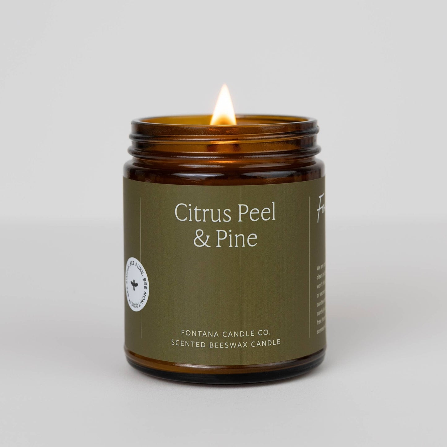 Citrus Peel & Pine Kerze angezündet, knisternder Holzdocht, natürliche Aromakerze
