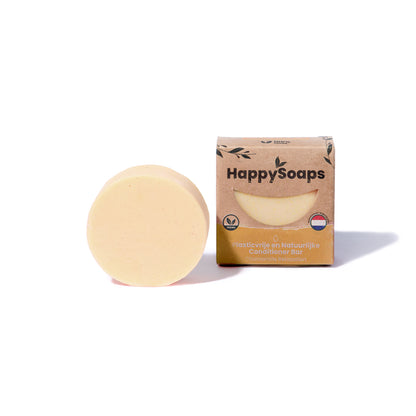 Sanfte Pflege für strapaziertes Haar – Kamille und pflegende Öle schenken Geschmeidigkeit, beruhigen Kopfhaut und fördern natürlichen Glanz.