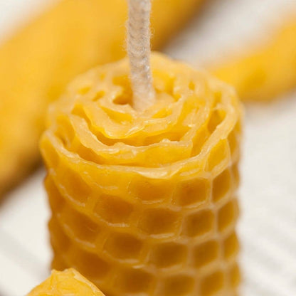 Schlanke Bienenwachs-Wabenkerzen