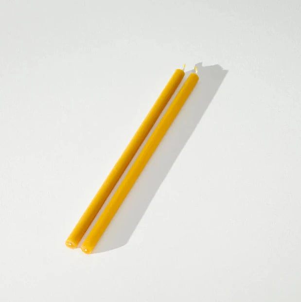 Traditionell in Litauen handgefertigte Dinner Bienenwachskerzen mit natürlicher Farbvariation