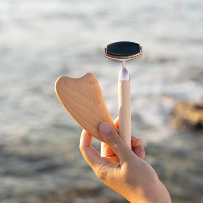 Facial Renewal Set mit Obsidian-Gesichtsroller und Gua Sha aus FSC-Buchenholz für straffe, vitale Haut und verbesserte Durchblutung.