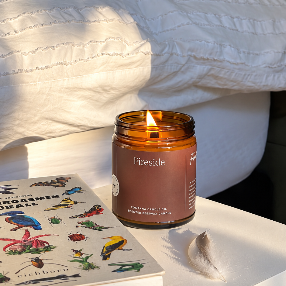 Ätherischen Duftkerze Fireside auf Nachtisch mit Holzdochflackern
